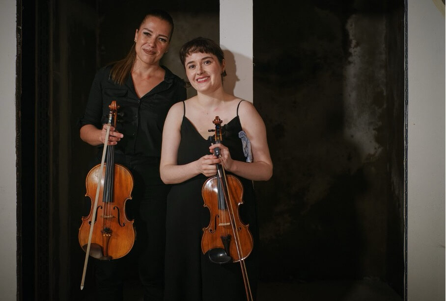 Eva Krestová a Avery Morris, z koncertu Kleinova dua pro housle a violu