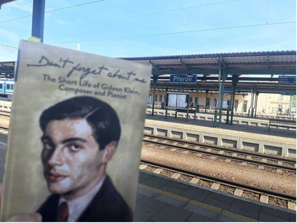 Avery Morris spolupracuje s Davidem Fliggem - autorem knihy Don’t forget about me